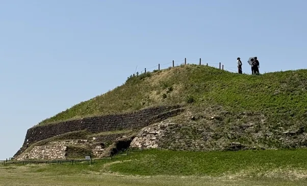 thumbnail - 경기도 연천군 장남면에 위치한 고구려 유적지 ‘호로고루’. 복원된 성벽 위로 관람객들이 올라 역사적 흔적을 둘러보고 있다.