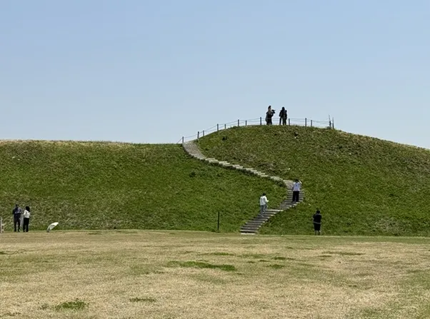 thumbnail - 고구려가 한강 유역을 지키기 위해 축조한 국경 방어 유적 ‘호로고루’. 관람객들이 복원된 계단을 따라 성곽 정상으로 오르고 있다.