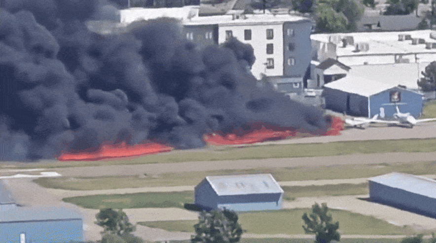 thumbnail - 11일(현지시간) 미국 몬태나의 칼리스펠 공항에 착륙하던 소형 비행기가 공항에 서 있던 다른 항공기와 충돌해 큰 화재가 발생했다. 엑스 영상 캡처