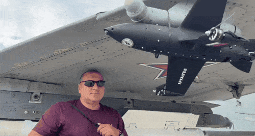 thumbnail - 러시아 내에서 진행 중인 프로젝트인 ‘아크 엔젤’(Archangel) 측이 MiG-29 전투기에 케이블 타이로 드론을 꽁꽁 묶어둔 모습의 영상을 공개했다. 엑스 영상 캡처