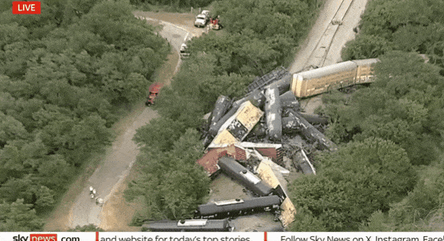 thumbnail - 현지시간으로 12일 오후 미국 텍사스주 고든 인근에서 최소 35량으로 이뤄진 화물열차가 탈선했다. 열차 차량이 선로에 쌓여있는 모습. 스카이뉴스 영상 캡처
