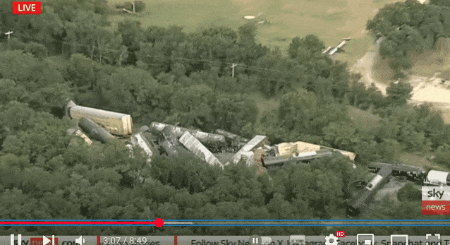 thumbnail - 현지시간으로 12일 오후 미국 텍사스주 고든 인근에서 최소 35량으로 이뤄진 화물열차가 탈선했다. 열차 차량이 선로에 쌓여있는 모습. 스카이뉴스 캡처