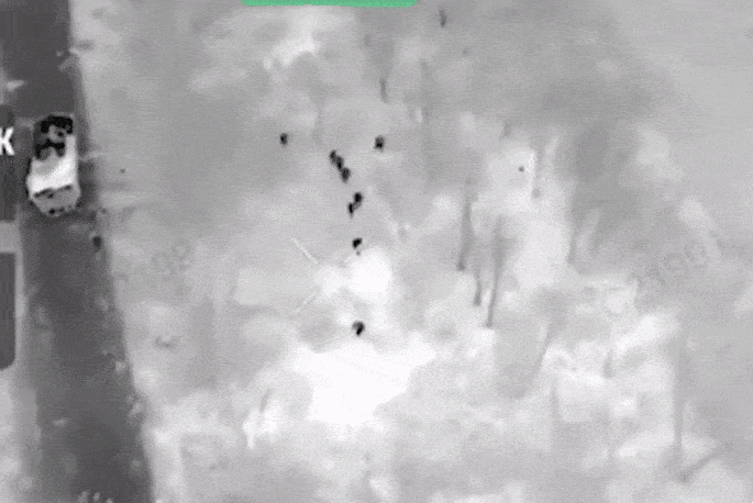 thumbnail - 러시아 장갑차에 타고 있던 병사들이 최전선 격전지인 동부 도네츠크주(州) 포크로우스크 전선을 향해 진격하던 중 우크라이나군의 공격을 받는 모습. 우크라이나 국가방위군 제공