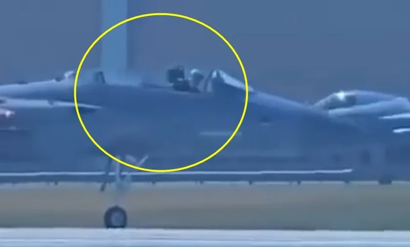 thumbnail - 비상 탈출 사고가 난 미 공군 전투기 F-15 모습. 영상 캡처