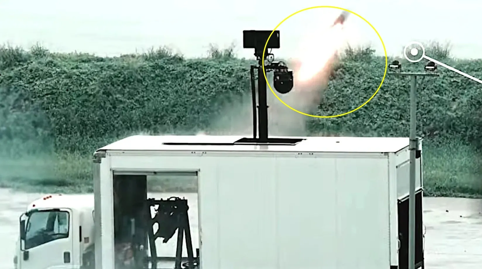 thumbnail - 대만군이 트럭처럼 보이는 차량에서 AGM-114 헬파이어 미사일을 발사하고 있다. 영상 캡처