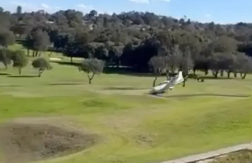 thumbnail - 현지시간으로 17일 오후 2시쯤 호주 시드니의 한 골프장으로 비행기가 추락하는 사고가 발생했다. 엑스 영상 캡처