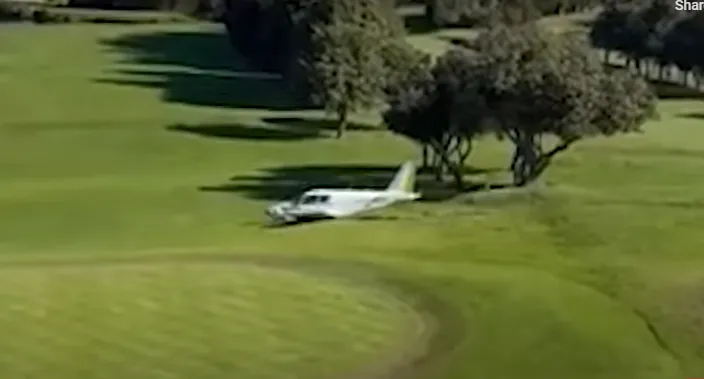 thumbnail - 현지시간으로 17일 오후 2시쯤 호주 시드니의 한 골프장으로 비행기가 추락하는 사고가 발생했다. 엑스 영상 캡처
