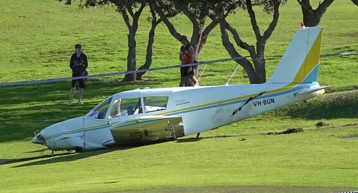 thumbnail - 현지시간으로 17일 오후 2시쯤 호주 시드니의 한 골프장으로 비행기가 추락하는 사고가 발생했다. 현지 뉴스 영상 캡처