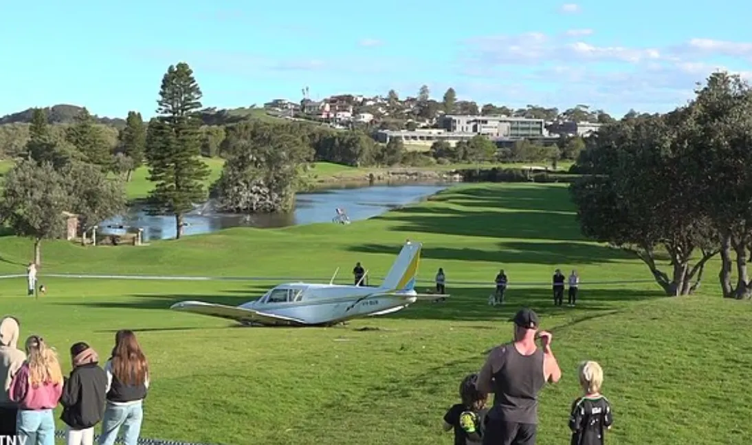 thumbnail - 현지시간으로 17일 오후 2시쯤 호주 시드니의 한 골프장으로 비행기가 추락하는 사고가 발생했다. 현지 뉴스 영상 캡처