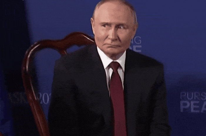 thumbnail - 블라디미르 푸틴 러시아 대통령이 지난 15일 도널드 트럼프 미국 대통령과 알래스카에서 만난 자리에서 미국 언론의 질문을 받고 있다.