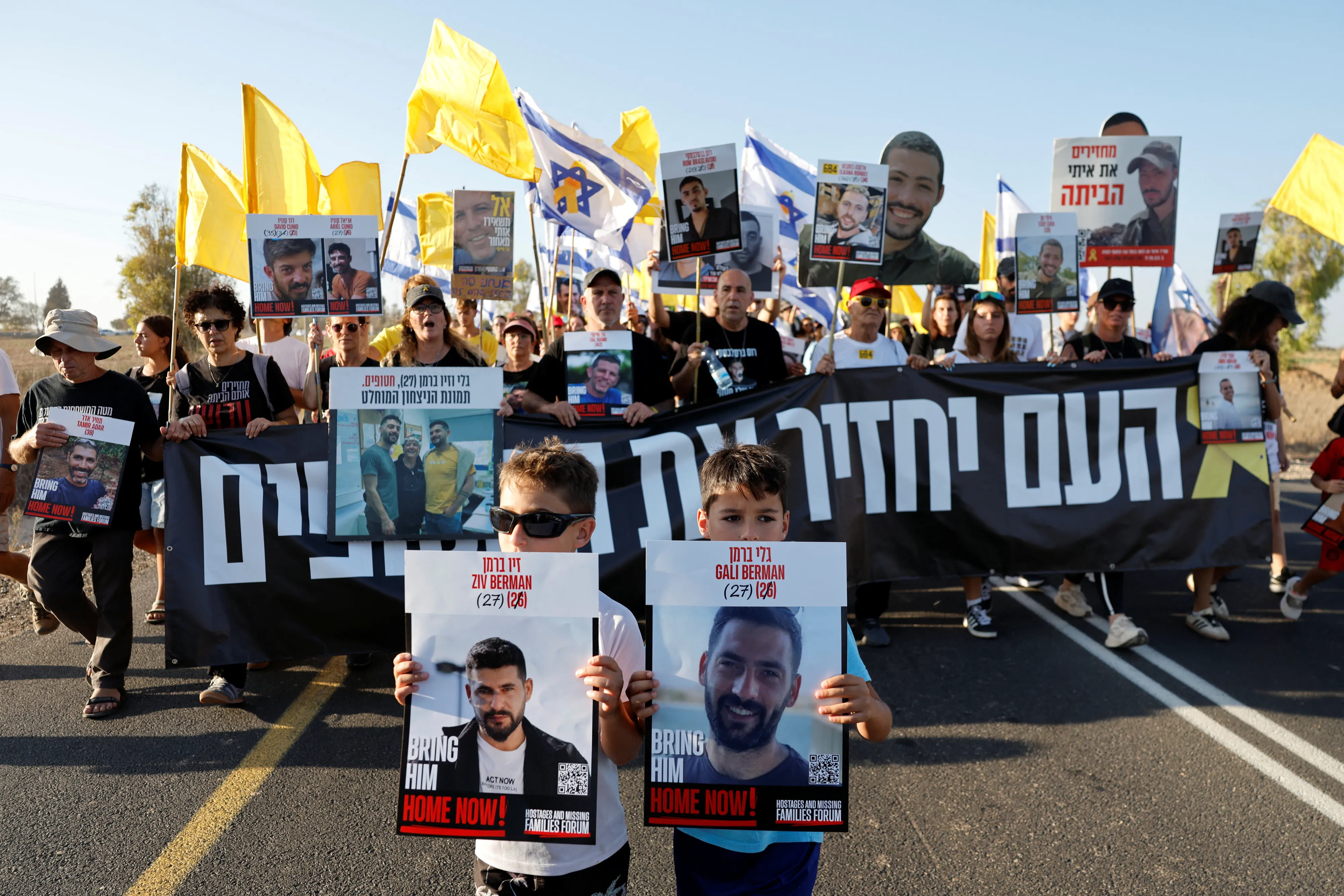 thumbnail - 팔레스타인 무장정파 하마스의 지난해 10월 7일 기습 공격 당시 납치된 인질들의 가족과 지지자들이 20일(현지시간) 이스라엘 베에리 인근 가자지구 접경에서 행진하며 전원 석방과 전쟁 종식을 촉구하고 있다. 로이터 연합뉴스