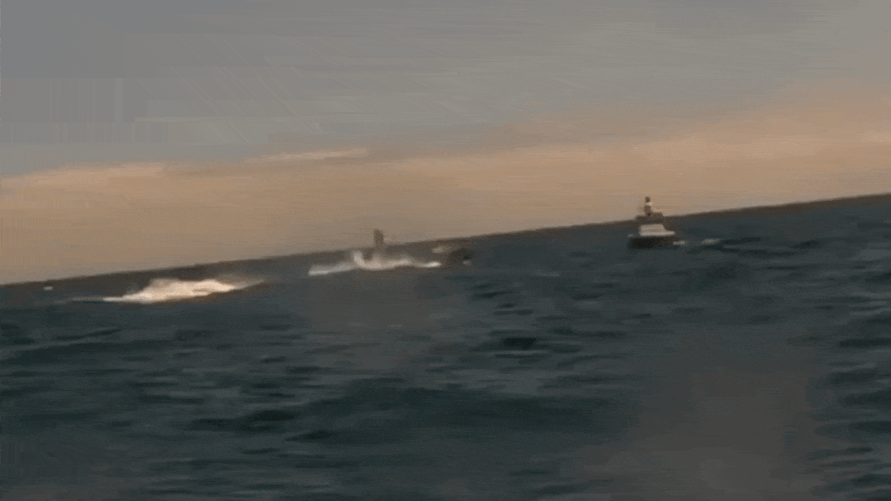 thumbnail - 멈춘 드론을 또 다른 드론이 들이받자, 순식간에 공중으로 솟구쳤다가 바다로 추락했다.” 최근 공개된 미 해군 자율 드론 함정 시험 장면 GIF. 출처=MenchOsint 엑스(옛 트위터)