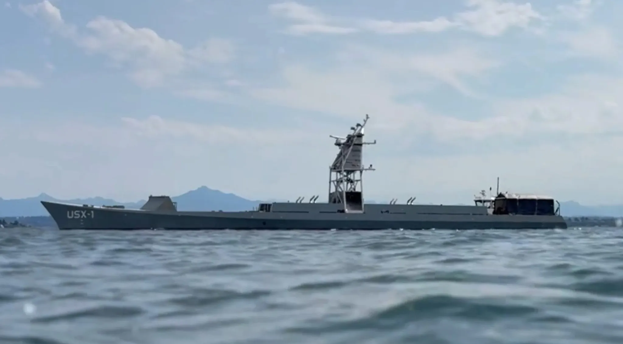 thumbnail - 미국 국방고등연구계획국(DARPA)이 개발 중인 차세대 무인 수상정 ‘USX-1 디파이언트(Defiant)’가 해상 시험에 나선 모습. 길이 약 54m, 배수량 240톤급인 디파이언트는 최대 1년간 완전 무인 항해가 가능하도록 설계됐다. 사진=DARPA 제공