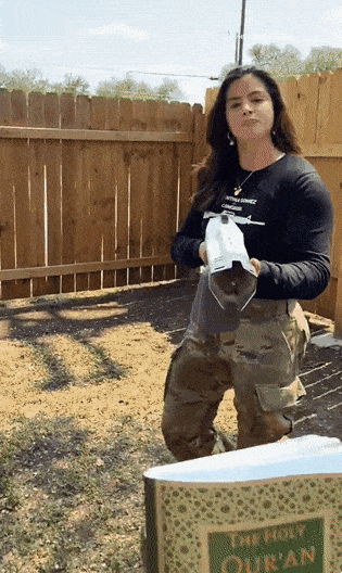 thumbnail - 극우 MAGA(미국을 위대하게) 국회의원 후보인 발렌티나 고메즈(사진)가 화염방사기로 ‘꾸란’에 불을 지르는 모습의 영상을 공개했다. 엑스 캡처