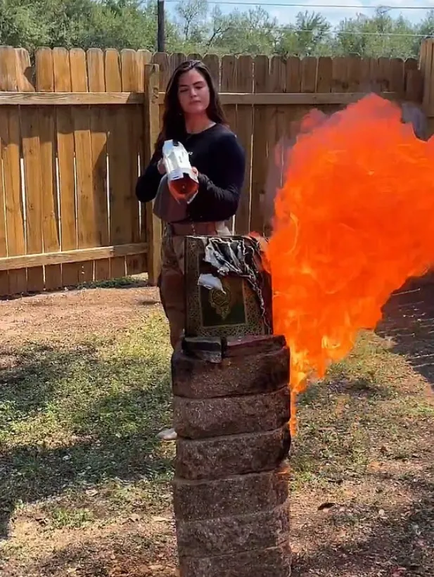 thumbnail - 극우 MAGA(미국을 위대하게) 국회의원 후보인 발렌티나 고메즈(사진)가 화염방사기로 ‘꾸란’에 불을 지르는 모습의 영상을 공개했다. 엑스 캡처