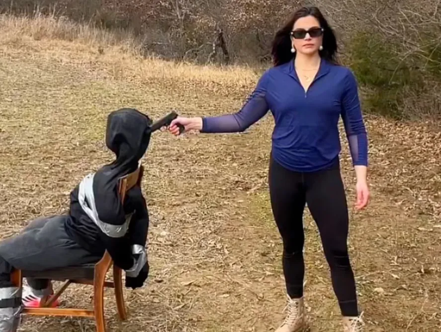 thumbnail - 지난해 12월 머리에 검은색 봉지를 씌운 마네킹을 의자에 묶은 뒤 총으로 쏘는 듯한 모습의 영상을 공개했다. 이는 이민자를 직접 ‘처단’하는 장면으로 알려져 논란이 됐다. 엑스 캡처