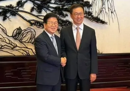 thumbnail - 대통령 특사단 단장 박병석(왼쪽) 전 국회의장과 한정 중국 국가부주석. 베이징특파원 공동취재단