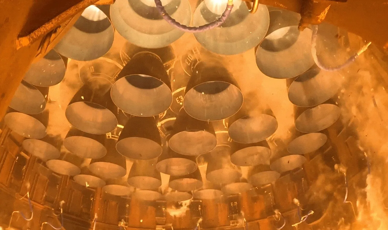 thumbnail - 슈퍼헤비의 33개 랩터 엔진이 가동되며 스타십이 이륙하고 있다.  스페이스X 제공