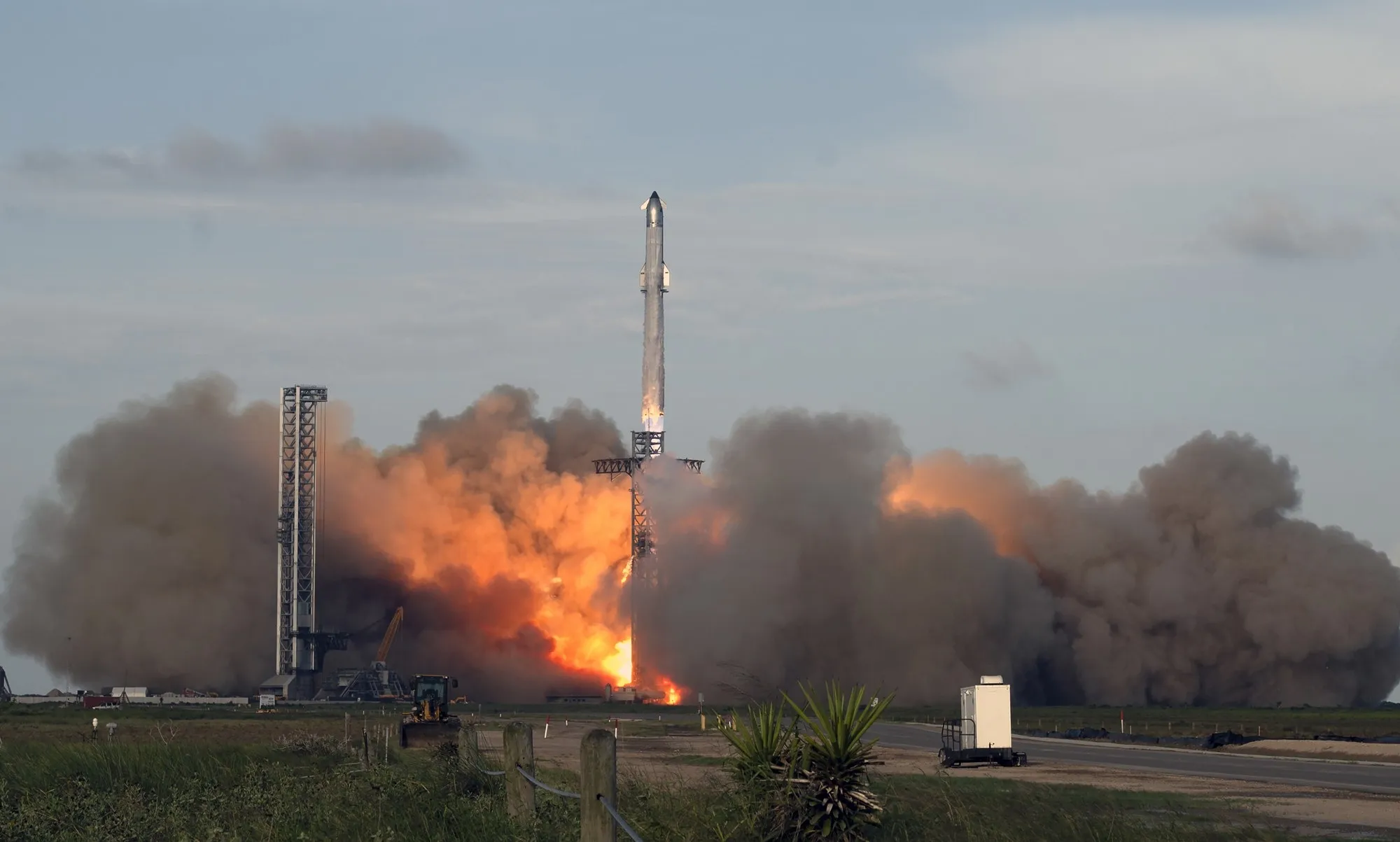 thumbnail - 26일 미 텍사스에서 스타십이 발사되고 있다. UPI 연합뉴스