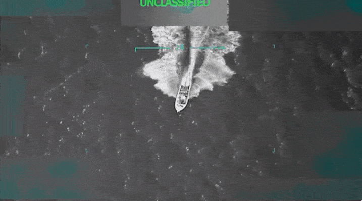 thumbnail - 미국이 남 카리브해에서 베네수엘라의 마약 운반선을 향해 군사작전을 펼쳤다. 영상은 미군의 공격을 받아 폭발하는 마약 운반선. 트럼프 대통령 트루스소셜 캡처