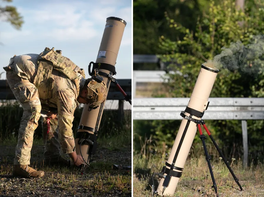 thumbnail - 미군 병사가 스위치블레이드 600 자폭 드론 발사관을 준비하고(왼쪽), 실제 발사 순간 연기가 뿜어져 나오는 장면(오른쪽). 이번 훈련은 2025년 8월 26일 독일 그라펜뵈어에서 열린 ‘세이버 정션’ 연합훈련 목적으로 진행됐다. 사진=미 육군
