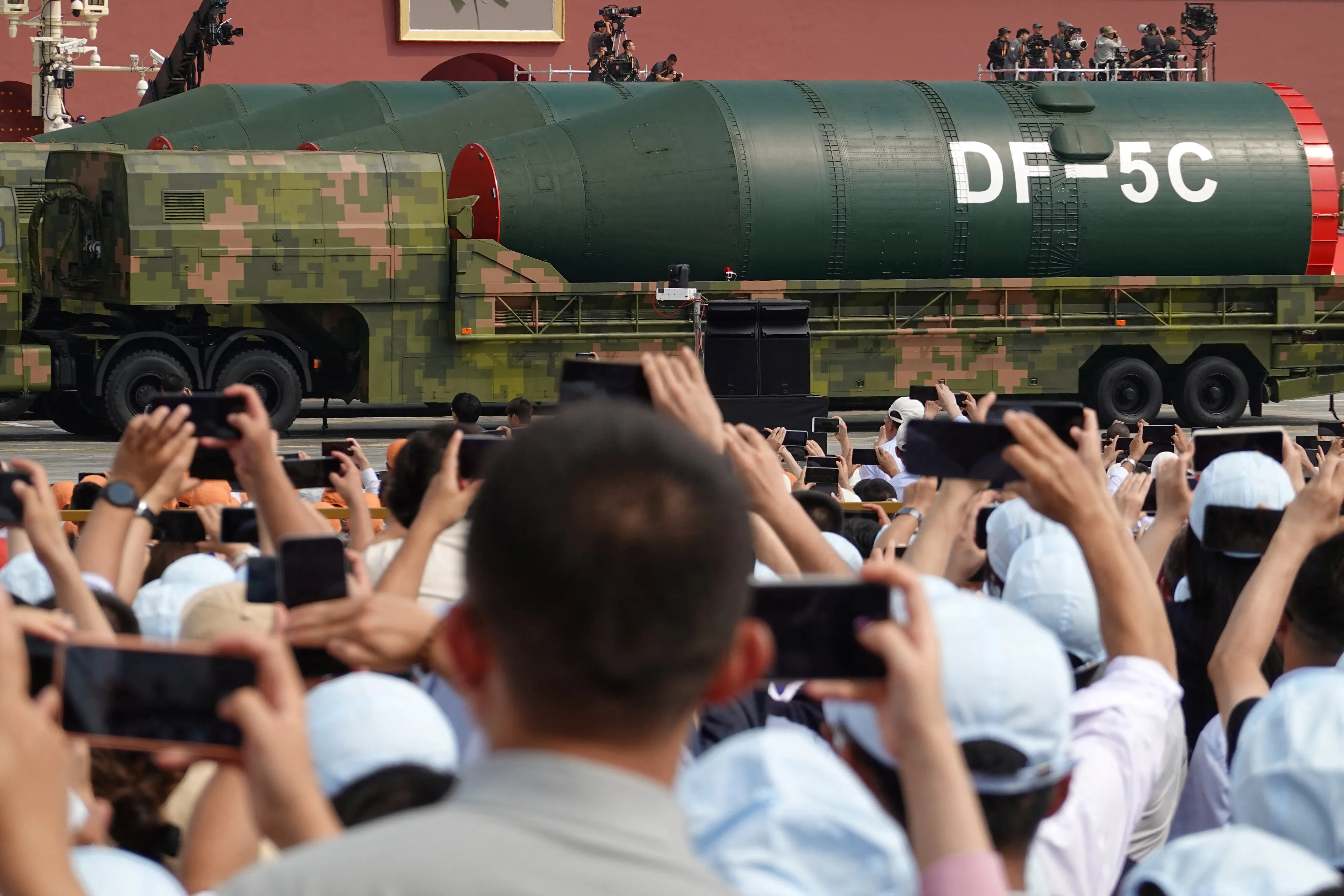 thumbnail - 중국 인민해방군 전략타격부대가 전승절 80주년 기념 열병식에서 핵 탑재 대륙간탄도미사일 DF-5C를 공개하고 있다. 이 미사일은 사거리 2만㎞ 이상으로 알려져 지구 전역을 사정권에 둔다. 2025년 9월 3일, 베이징. 로이터 연합뉴스