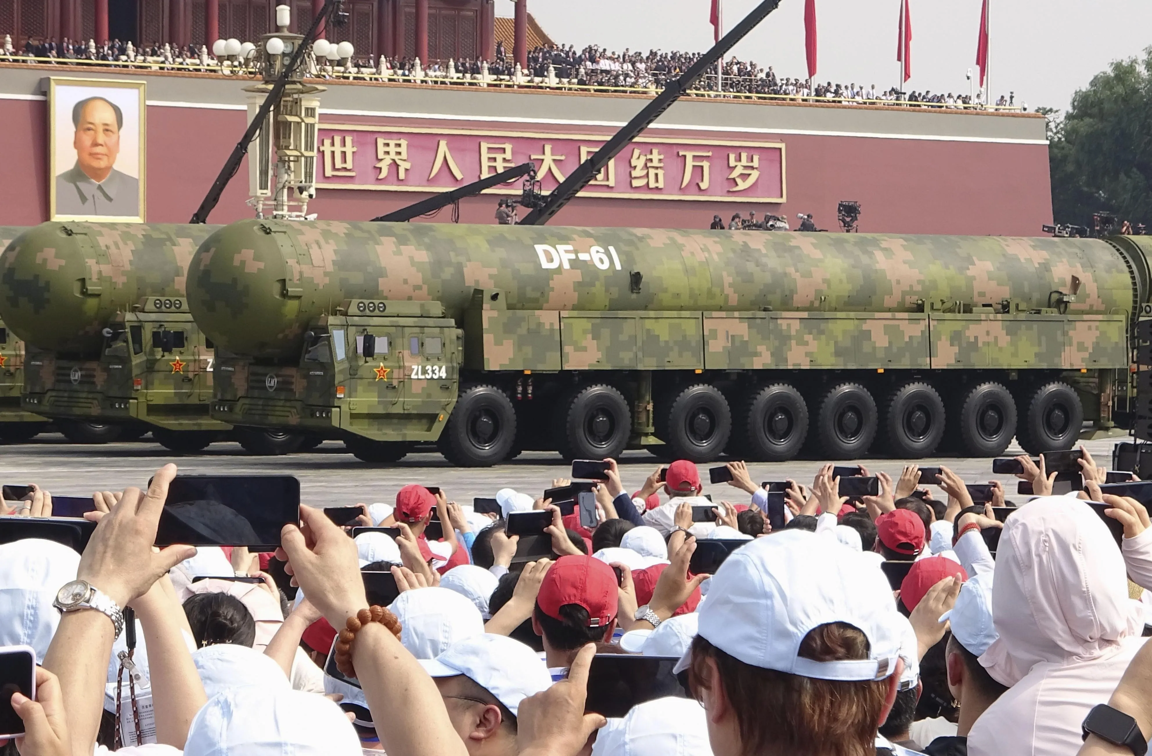 thumbnail - 전승절 80주년 열병식에 모습을 드러낸 중국의 신형 대륙간탄도미사일(ICBM) ‘둥펑(東風·DF)-61’. 중국은 베이징 톈안먼광장에서 열린 행사에서 DF-61을 처음 공개하며 전략 전력 강화를 과시했다. 2025년 9월 3일, 베이징. 교도 연합뉴스