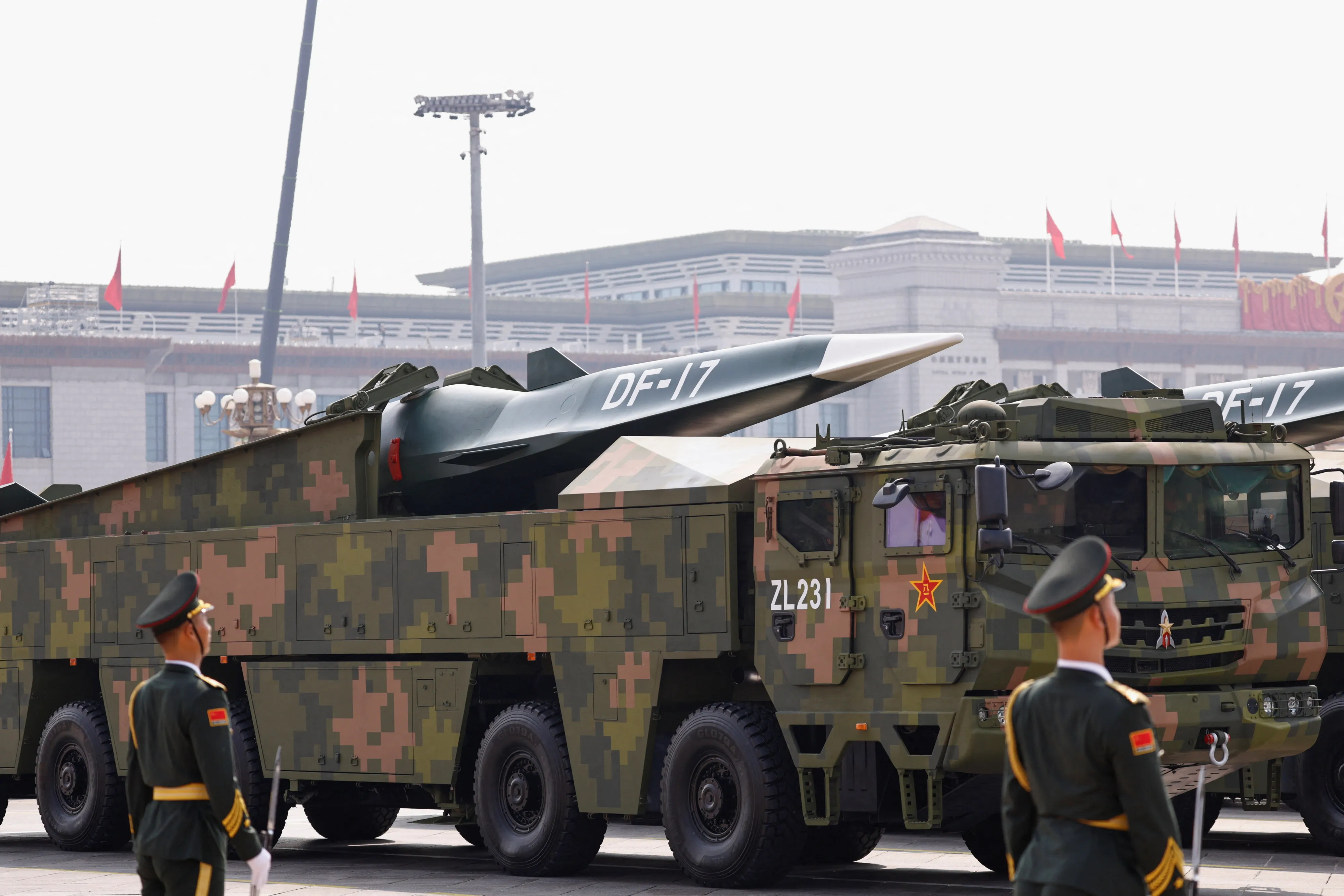 thumbnail - 중국 인민해방군 장병들이 전승절 80주년 기념 열병식에서 공개된 극초음속 미사일 DF-17 앞에 도열해 있다. 중국은 DF-17이 미사일 방어체계를 무력화할 수 있다고 주장한다. 2025년 9월 3일, 베이징. 로이터 연합뉴스