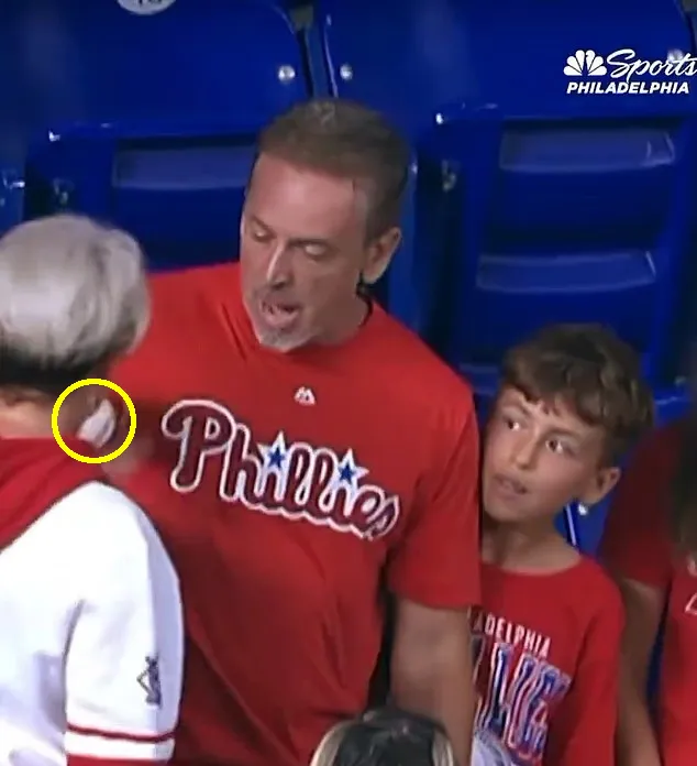 thumbnail - 아버지가 아들의 글러브에서 꺼낸 홈런공을 여성에게 건네는 순간. 옆에 있던 아들은 놀란 표정으로 이를 지켜보고 있다. 출처=NBC스포츠 필라델피아