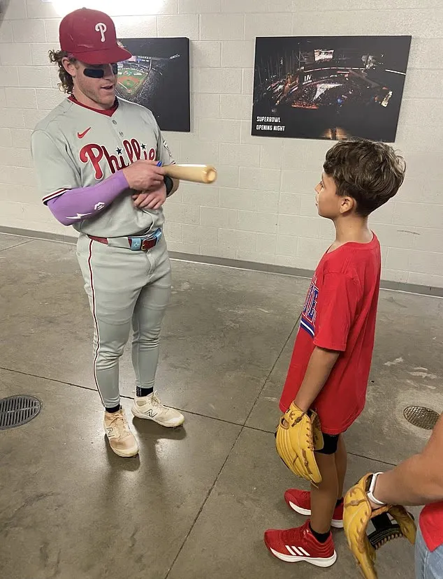 thumbnail - 필라델피아 필리스 외야수 해리슨 배더가 경기 후 소년을 만나 사인 배트를 건네고 있다. 이 장면은 구단 측이 엑스(X)에 공개했다.