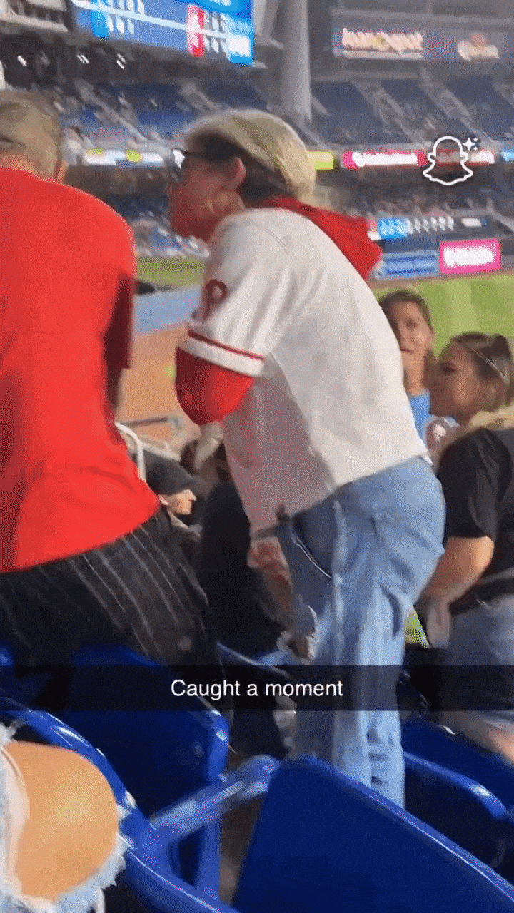 thumbnail - 홈런공을 들고 돌아가는 여성…관중석에서는 야유와 냉소가 쏟아졌다. 출처=엑스(@irenekazakos)