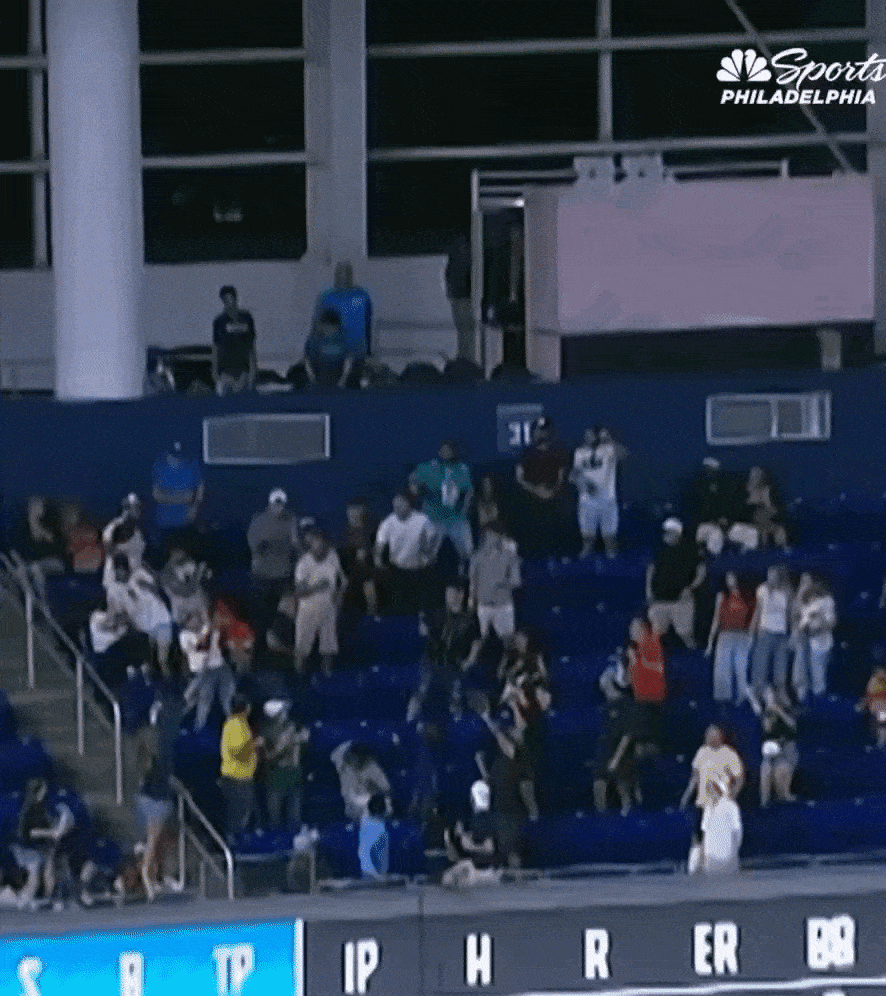 thumbnail - 빨간 티 아빠, 누구보다 빨리 달려가 홈런공을 낚아챘다. 출처=NBC스포츠 필라델피아