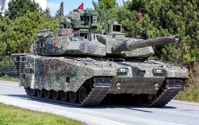 thumbnail - 튀르키예 알타이 전차 시제차량이 도로 주행을 실시하는 모습. 차체 위에는 터키 국기가 걸려 있다. 출처=밀리터리 워치 매거진