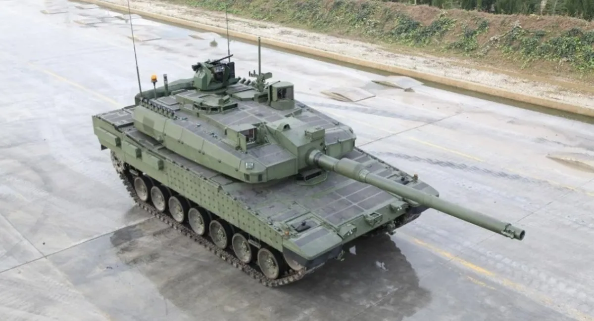 thumbnail - BMC 생산시설에서 시험 주행 중인 알타이 전차. 양산형 모델로 전환된 모습이다. 출처=BMC