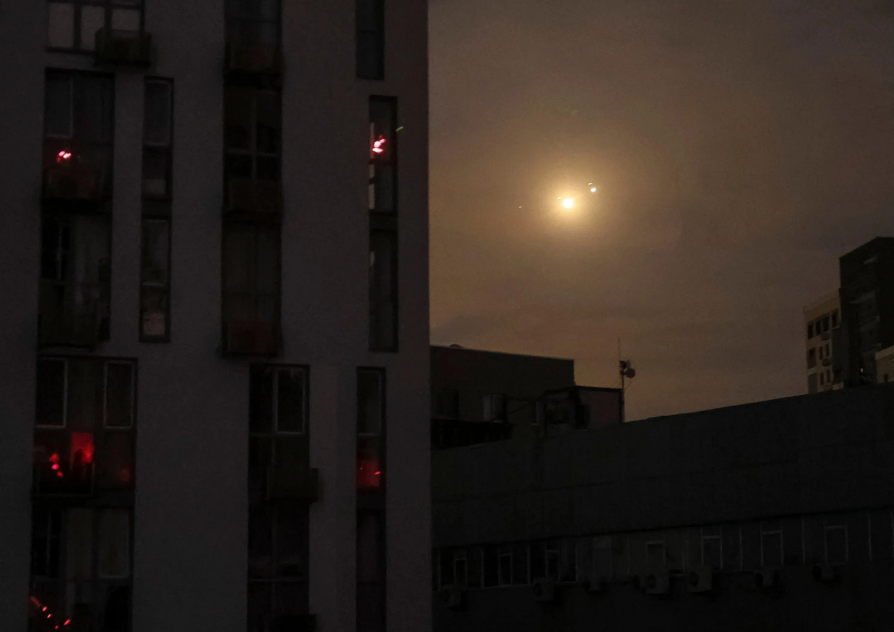 thumbnail - 우크라이나 군이 10일 새벽 수도 키이우 상공을 향해 러시아 드론을 향해 대공포를 발사하는 가운데 폭발이 밤하늘에 번지고 있다. 로이터 연합뉴스