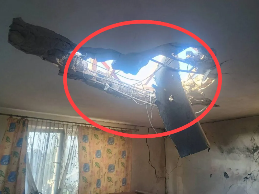 thumbnail - 러시아 드론이 북대서양조약기구(NATO·나토) 회원국인 폴란드 영공을 침범하면서 피해가 발생했다. 사진은 드론 추락으로 파손된 폴란드 루블린주 비리키 마을의 한 주택. 현지 언론 제공