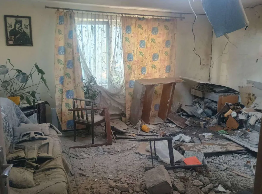 thumbnail - 러시아 드론이 북대서양조약기구(NATO·나토) 회원국인 폴란드 영공을 침범하면서 피해가 발생했다. 사진은 드론 추락으로 파손된 폴란드 루블린주 비리키 마을의 한 주택. 현지 언론 제공