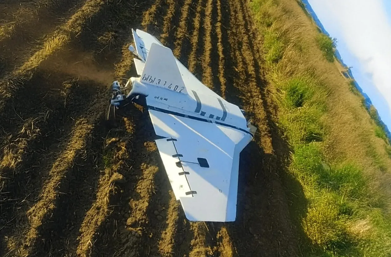 thumbnail - 10일(현지시간) 폴란드 중부 우치주(州)에 있는 므니슈쿠프 지역에서 발견된 러시아 드론 잔해. RMF24 제공