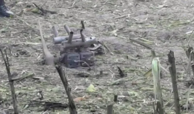 thumbnail - 폴란드 현지시간으로 20일 오전 2시쯤 동부 루블린주(州) 오시니에 있는 옥수수밭에 떨어진 미확인 물체의 잔해. 일각에서는 러시아군이 사용하는 샤헤드 드론과 일치한다는 주장이 나왔다.