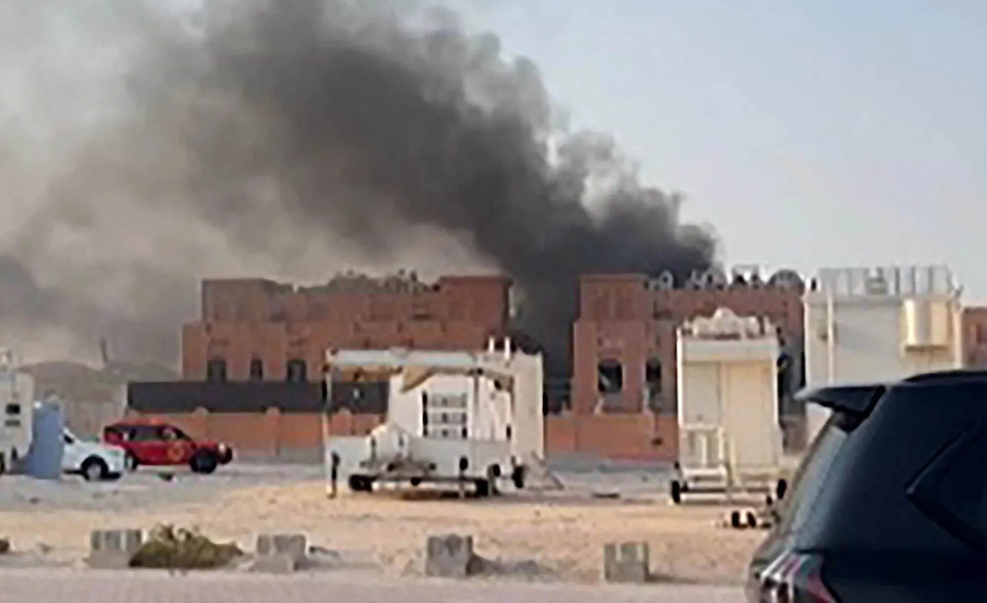 thumbnail - 지난 9일 이스라엘의 공격을 받은 카타르 도하의 한 건물에 연기가 피어오르고 있다. AFP 연합뉴스