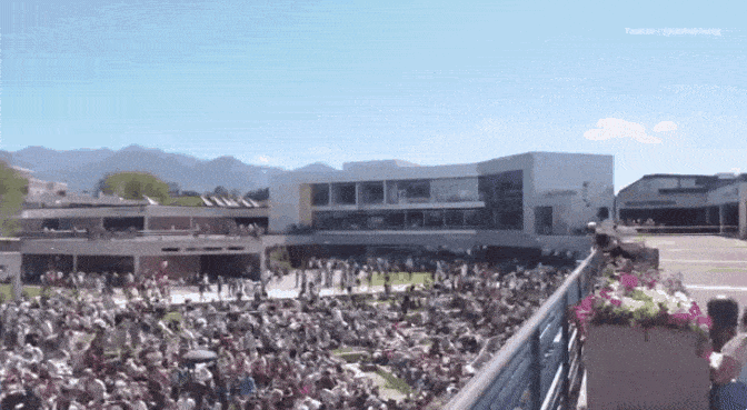 thumbnail - 미국 보수 정치인 찰리 커크가 10일(현지시간) 유타주 오렘의 유타밸리 대학교에서 연설하던 도중 총에 맞아 사망했다. 영상은 총격 직후 공포에 휩싸인 채 흩어지는 청중들