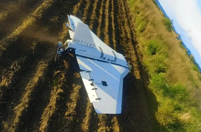 thumbnail - 10일(현지시간) 폴란드 중부 우치주(州)에 있는 므니슈쿠프 지역에서 발견된 러시아 드론 잔해. RMF24 제공