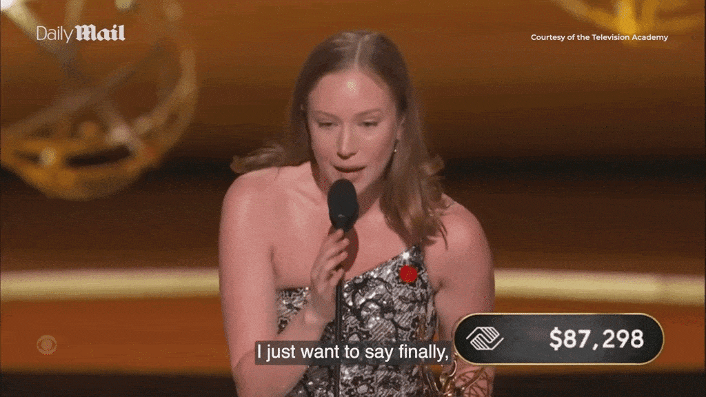 thumbnail - 한나 아인바인더가 수상 소감에서 “마지막으로 한마디만 하겠다”며 “고 버즈”(Go Birds·이글스 파이팅), “F--- 아이스”(거친 표현·미 이민세관단속국 ICE), “팔레스타인에 해방을”(Free Palestine)을 차례로 언급하는 장면. 미국TV예술과학아카데미·데일리메일