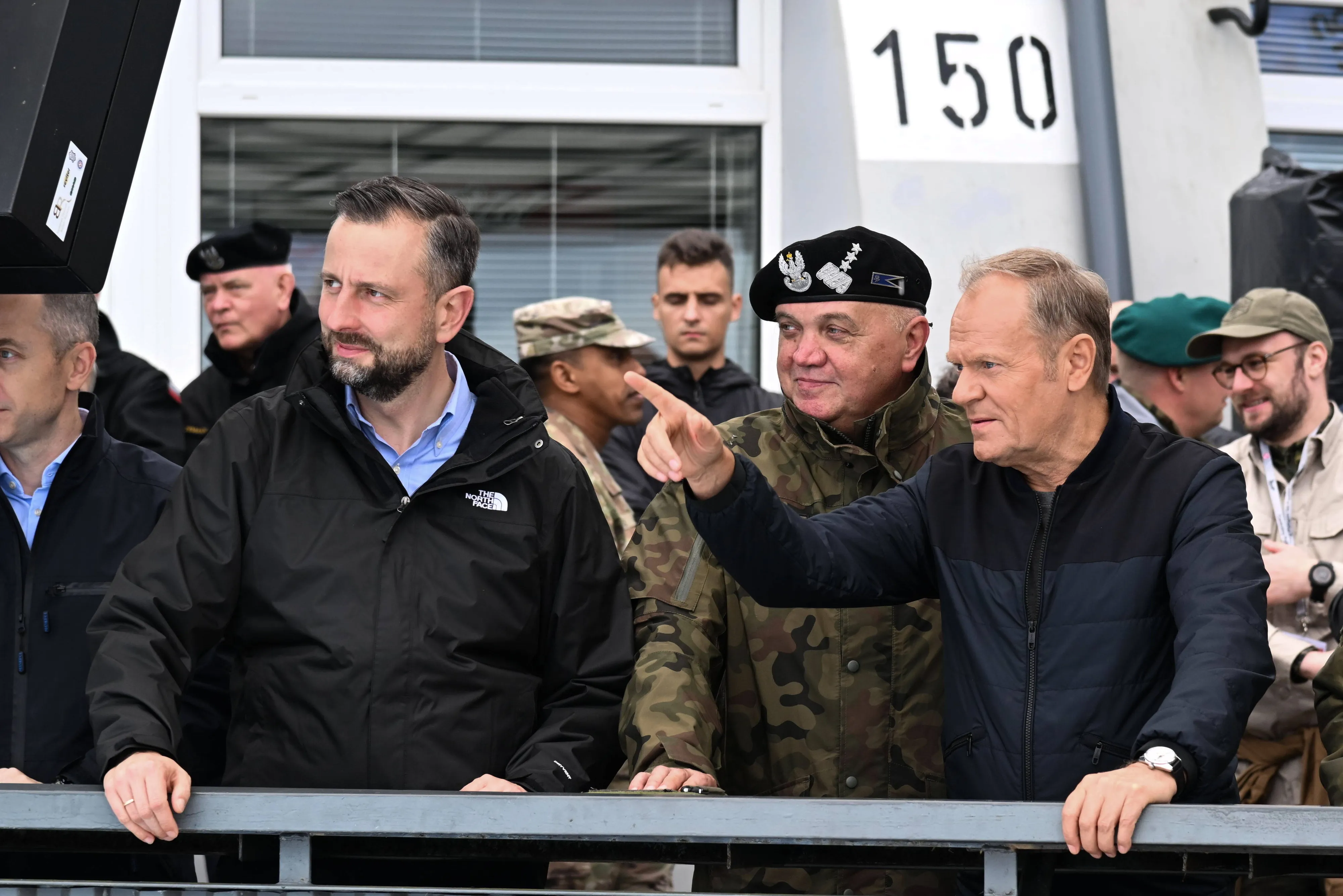 thumbnail - 도날트 투스크 폴란드 총리(오른쪽)가 브와디스와프 코시니악-카미슈 국방장관(왼쪽), 스타니슬라브 초스넥 합참 부참모총장(오른쪽 두 번째)과 함께 우스트카 공군 훈련장을 방문해 나토 연합훈련 ‘아이언 디펜더’ 목적으로 열린 ‘오텀 파이어-25’ 훈련을 참관하고 있다. EPA 연합뉴스