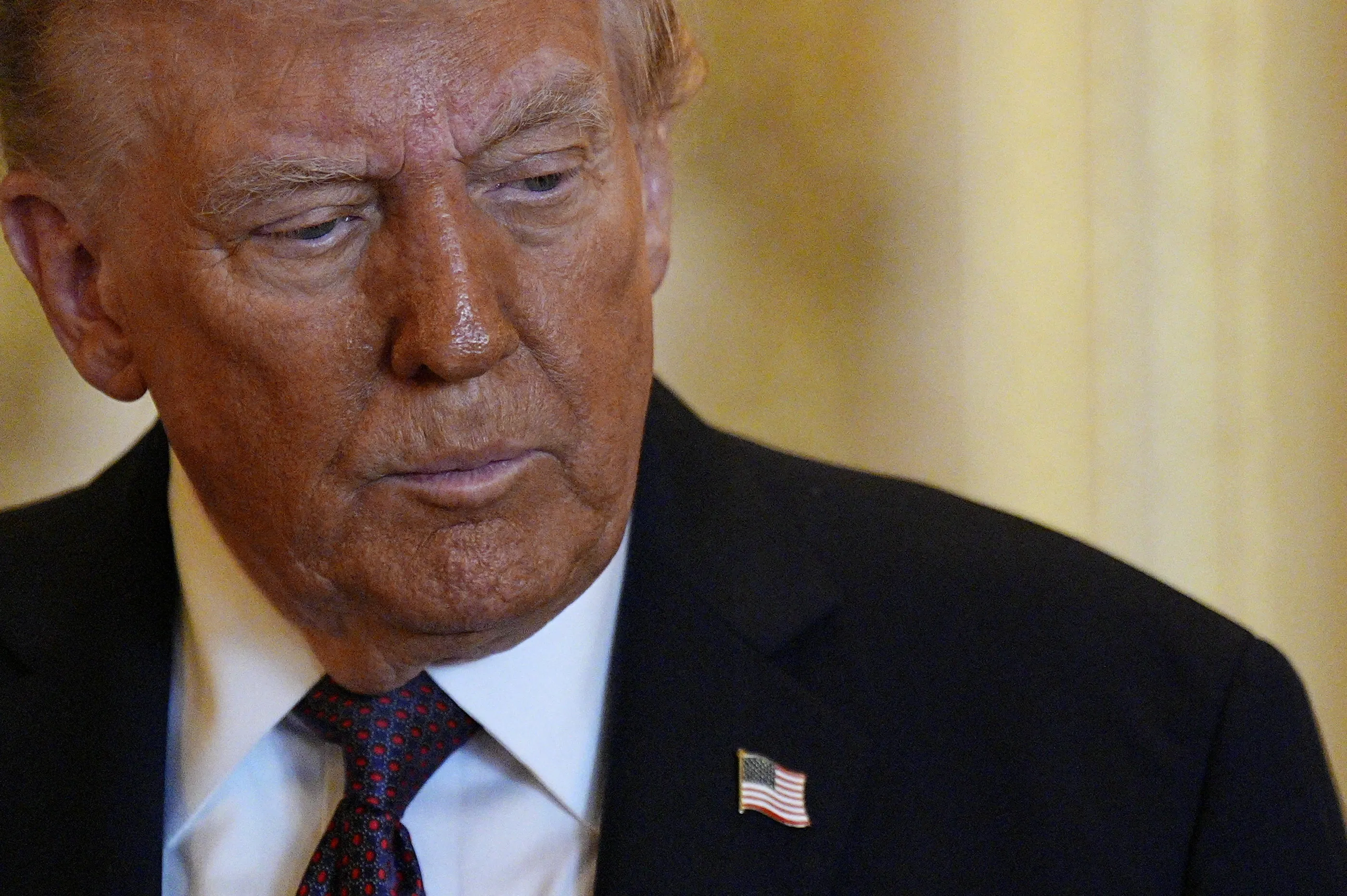 thumbnail - 도널드 트럼프 미국 대통령이 2025년 9월 17일 영국 윈저성 그린 드로잉룸에서 열린 왕실 전시회를 둘러보고 있다. 이번 방문은 트럼프 대통령의 두 번째 영국 국빈 방문 일정의 첫날에 진행됐다. 로이터 연합뉴스