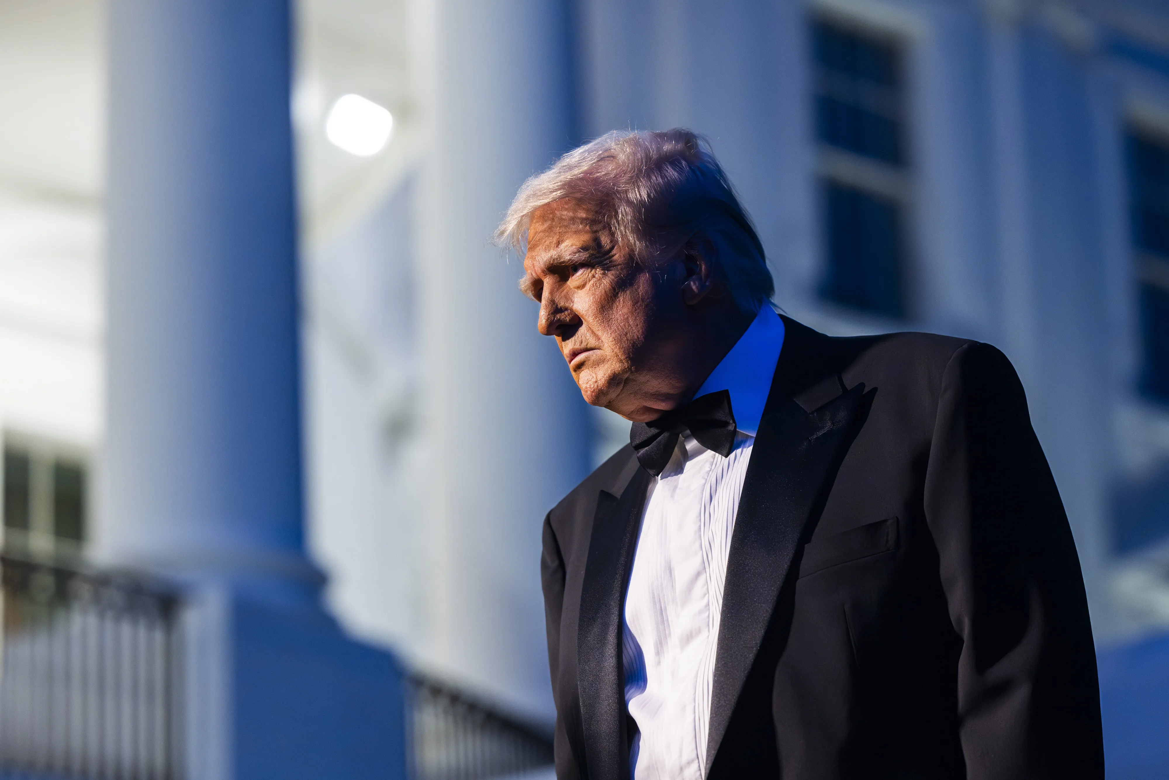 thumbnail - 도널드 트럼프 미국 대통령이 2025년 9월 20일(현지시간) 워싱턴DC 백악관을 떠나기 전 기자들과 간단히 대화하고 있다. 그는 이날 방송인 지미 키멜을 비판하고 민주당 의원들과의 예산 협의에 대해 언급했다. EPA 연합뉴스