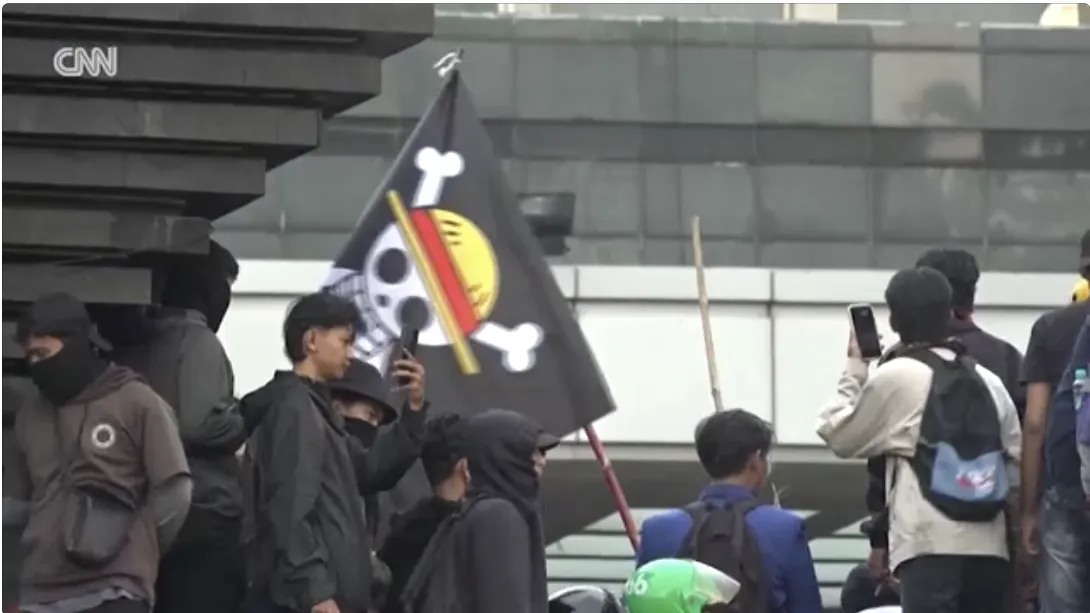 thumbnail - 인도네시아 시위대가 ‘원피스’ 속 밀짚모자 해적단 깃발인 ‘졸리 로저’를 흔들며 정부에 맞선 집회를 벌이고 있다. CNN 캡처