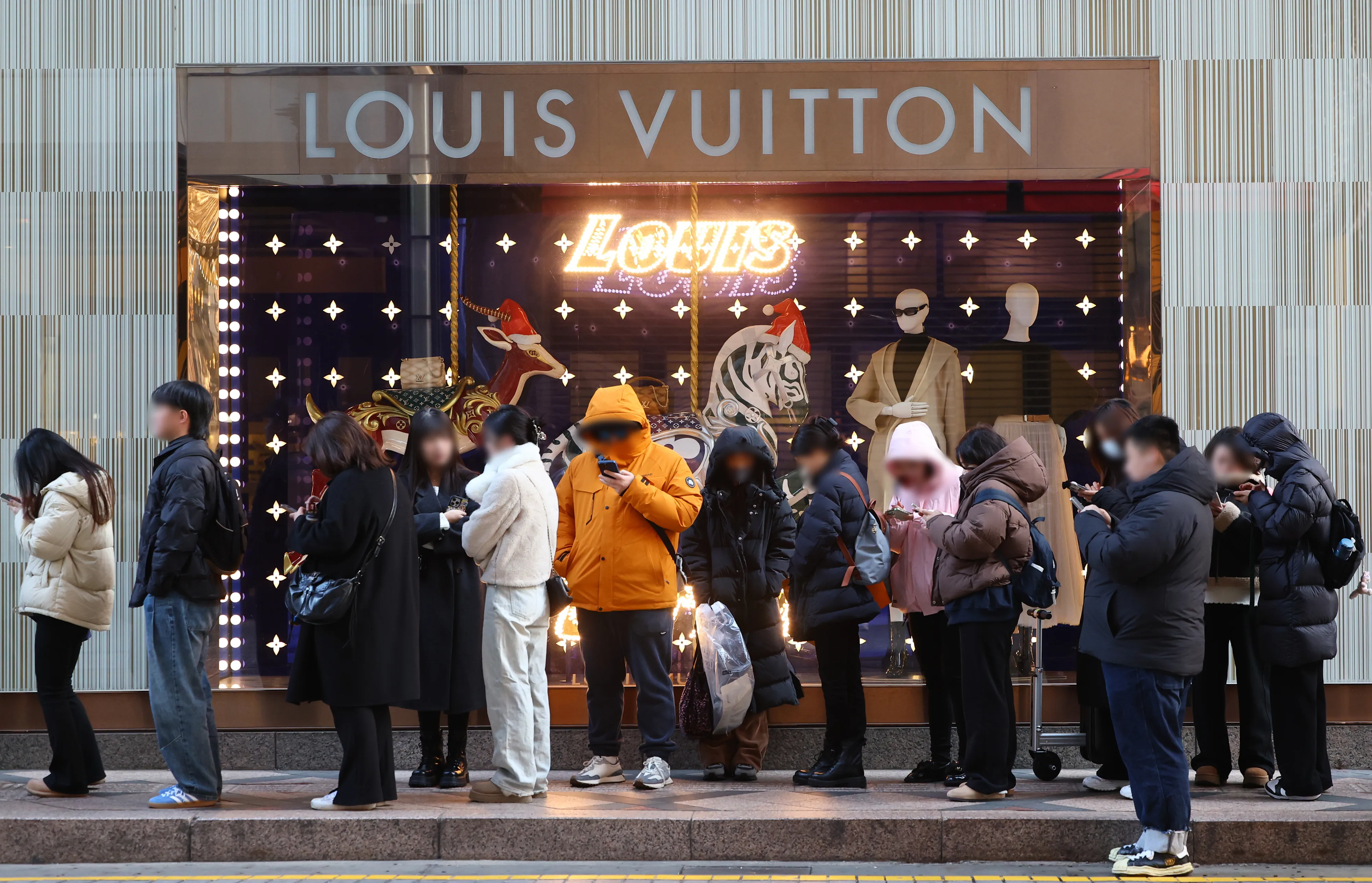 thumbnail - 올해 1월 서울 시내 한 백화점 루이비통 매장 앞에서 개점을 기다리는 시민들이 줄을 서 있다. 뉴시스