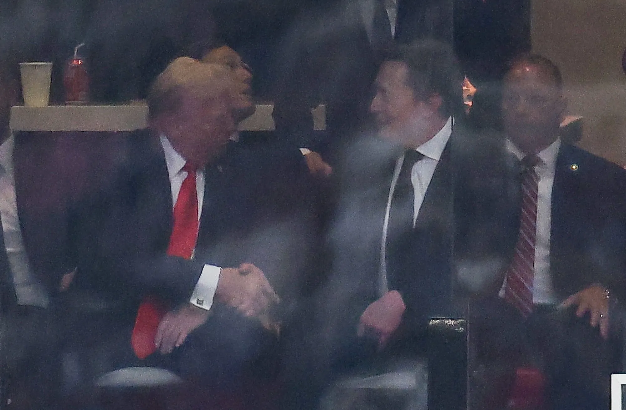 thumbnail - 도널드 트럼프 미국 대통령과 테슬라 CEO 일론 머스크가 21일 애리조나주 글렌데일의 스테이트 팜 경기장에서 열린 우익 활동가 찰리 커크의 추모식에서 악수하고 있다. AFP 연합뉴스