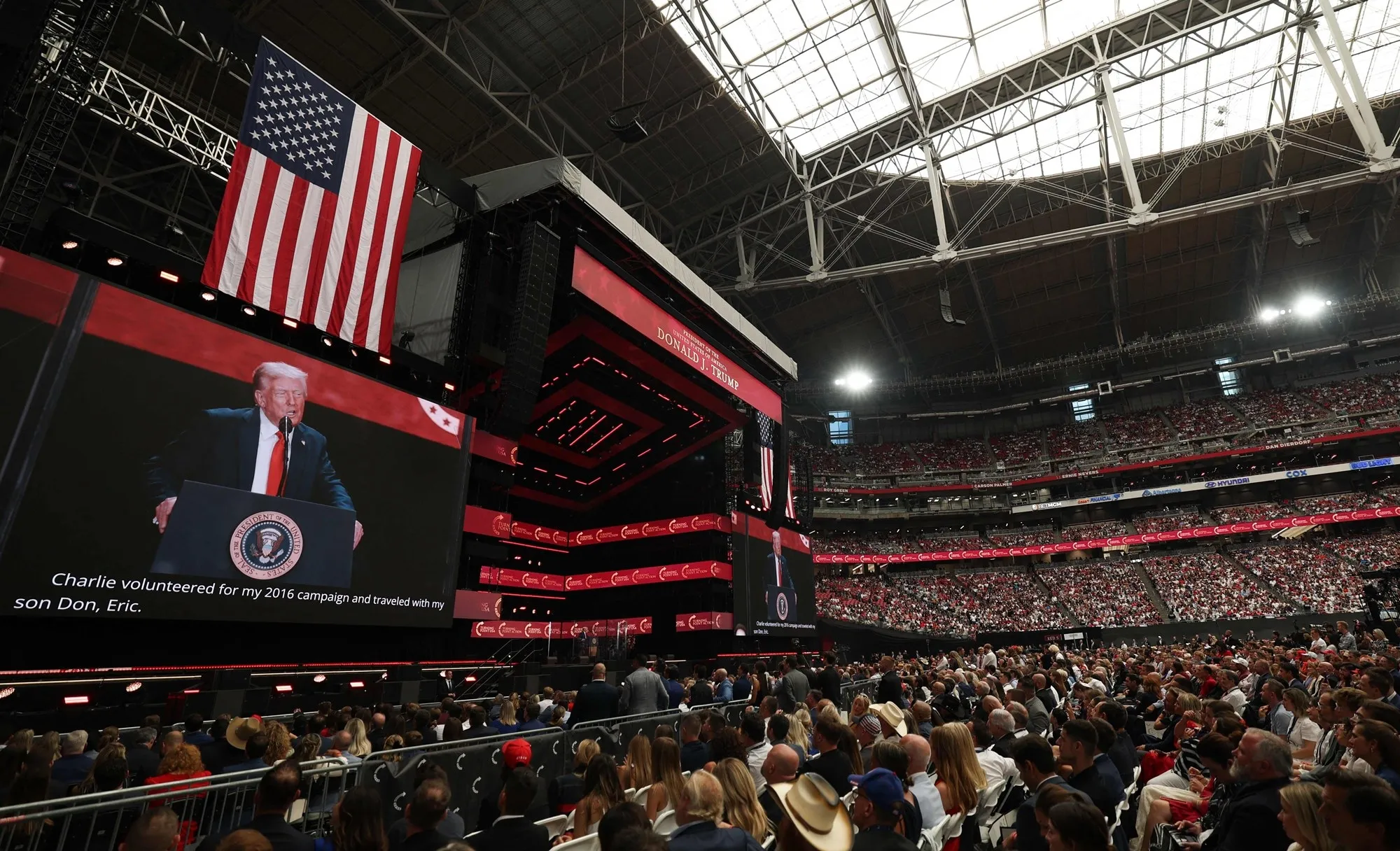 thumbnail - 도널드 트럼프 미국 대통령이 21일 애리조나주 글렌데일의 스테이트팜 경기장에서 열린 우익 활동가 찰리 커크의 추모식에서 연설하고 있다. AFP 연합뉴스